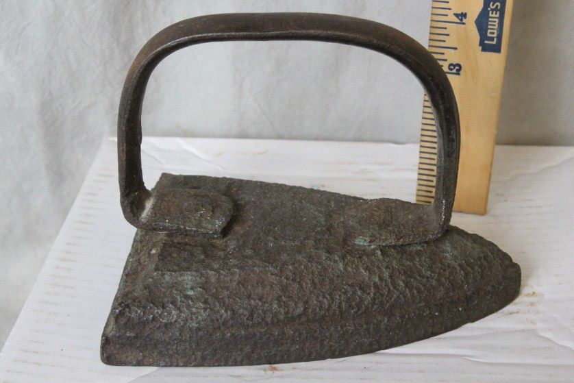 L342 ANTIQUE AMERICAN LARGE SAD IRON  