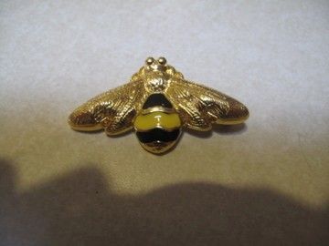 Up for auction is a Vintage goldtone Sined Monet Bee Brooch. Has 