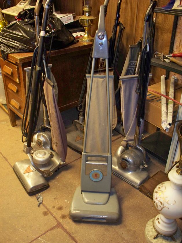   / Antique Singer Vacuum Working. Magic Carpet Upright ~Very Cool