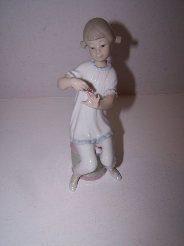 LLADRO GIRL PAINTING HER FINGERNAILS FIGURINE 8  