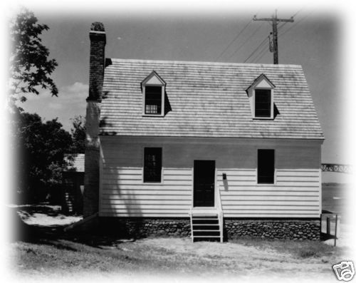 Yorktown historic colonial cottage   wood home  